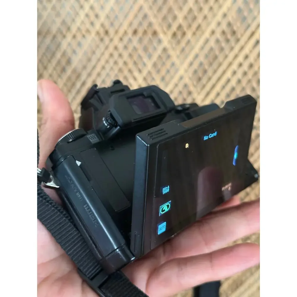 OLYMPUS OM-D E-M5 16MP DIGITAL CAMERA BODY FLASH BATTERIES CHARGER OG BOX